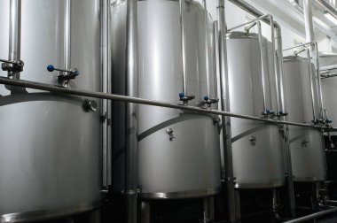 Modern bira fabrikası ve donanımları makine araçları için alkol üretim. Çelik fıçılar veya tank ve Paslanmaz boru.