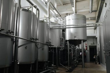 Modern bira fabrikası ve donanımları makine araçları için alkol üretim. Çelik fıçılar veya tank ve Paslanmaz boru.
