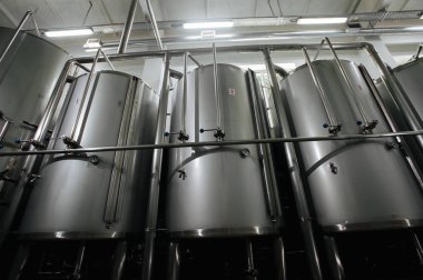 Modern bira fabrikası ve donanımları makine araçları için alkol üretim. Çelik fıçılar veya tank ve Paslanmaz boru.