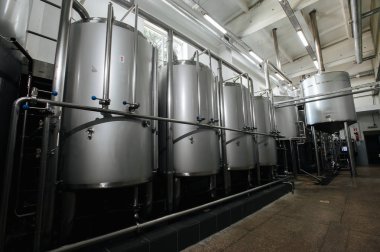Modern bira fabrikası ve donanımları makine araçları için alkol üretim. Çelik fıçılar veya tank ve Paslanmaz boru.