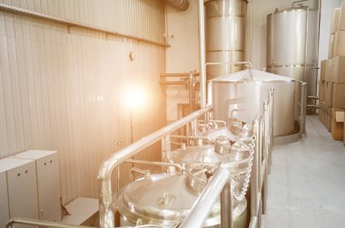 Modern bira fabrikası ve donanımları makine araçları için alkol üretim. Çelik fıçılar veya tank ve Paslanmaz boru.