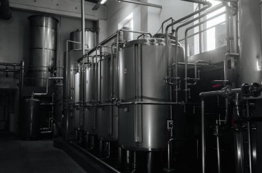 Modern bira fabrikası ve donanımları makine araçları için alkol üretim. Çelik fıçılar veya tank ve Paslanmaz boru.