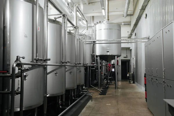 現代ビール醸造所 設備機械の工具はアルコール生産のため ステンレス パイプやタンク鋼 Vats — ストック写真