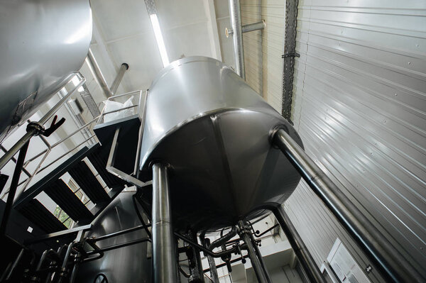 Современные пивоваренные и оборудование станки для производства алкоголя. Стальные чаны или резервуары и нержавеющие трубы
.