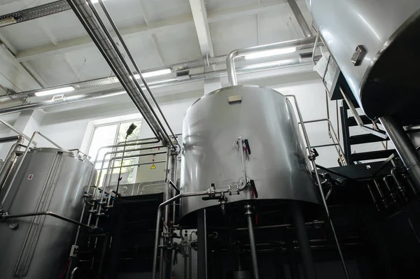 现代酿酒厂和设备的酒精生产机械工具 钢桶或罐及不锈钢管 — 图库照片