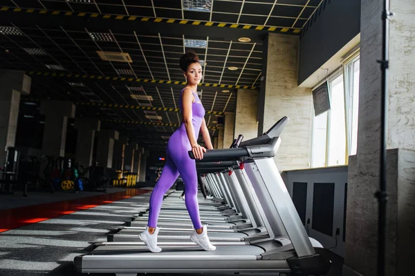 Спортсмен Вид Збоку Красивої Жінки Фіолетовому Спортивному Одязі Біжить Біговій — стокове фото
