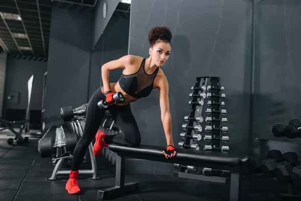 Sport Workout Övningar Med Dumbbels Attraktiv Fitness Kvinna Svart Sportkläder — Stockfoto