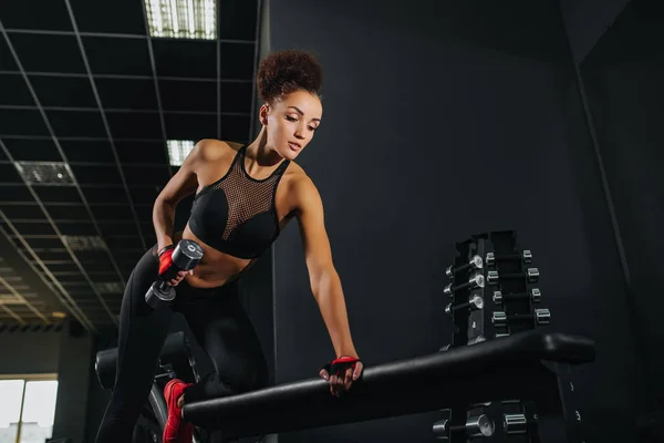Kvinna Motion Träning Gymmet Fitness Sport Träning Övningar Med Dumbbels — Stockfoto