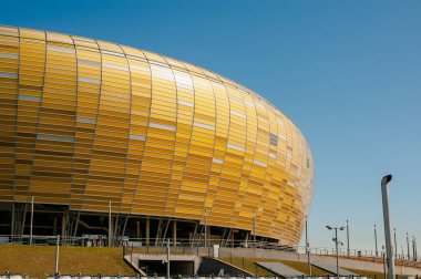 Gdansk, Polonya - 17 Nisan 2019: Stadyumun sarı kehribar fasade'si 