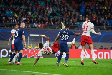 Leipzig, Almanya - 20 Mart 2020: Leipzig Arena 'da oynanan maçta Kick Nordi Mukiele, Patrick Schick, Japhet Tanganga' ya karşı 