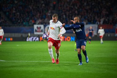 Leipzig, Almanya - 20 Mart 2020: Leipzig-Tottenham maçında Lukas Klostermann, Lucas Moura 'ya karşı. 
