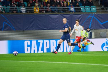 Leipzig, Almanya - 20 Mart 2020: Leipzig-Tottenham maçında Patrick Schick, Eric Dier 'e karşı. 