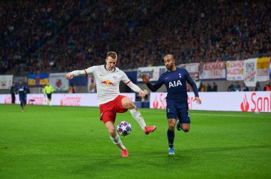 Leipzig, Almanya - 20 Mart 2020: Leipzig-Tottenham maçında Lukas Klostermann, Lucas Moura 'ya karşı. 