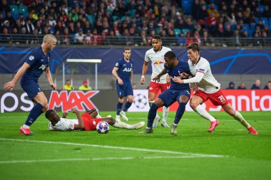 Leipzig, Almanya - 20 Mart 2020: Leipzig Arena 'da oynanan maçta Kick Nordi Mukiele, Patrick Schick, Japhet Tanganga' ya karşı 