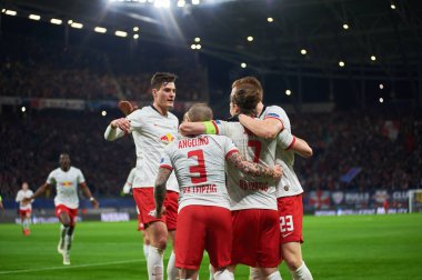 Leipzig, Almanya - 20 Mart 2020: Leipzig-Tottenham maçında futbolcular golü kutluyor 