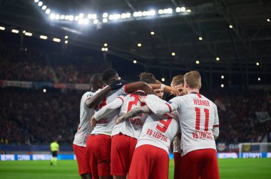 Leipzig, Almanya - 20 Mart 2020: Leipzig-Tottenham maçında futbolcular golü kutluyor 