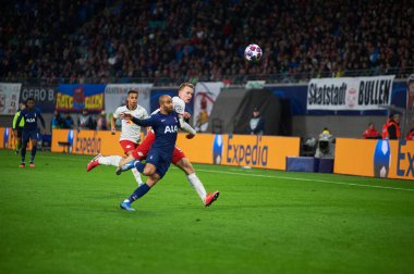Leipzig, Almanya - 20 Mart 2020: Leipzig-Tottenham maçında Lukas Klostermann, Lucas Moura 'ya karşı. 