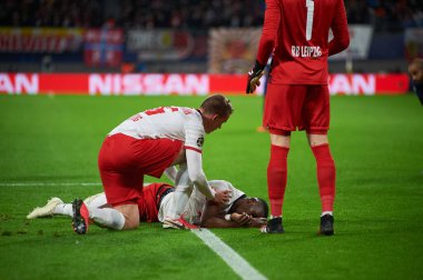 Leipzig, Almanya - 20 Mart 2020: Leipzig-Tottenham maçında Nordi Mukiele sakatlandı 