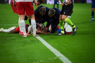 Leipzig, Almanya - 20 Mart 2020: Leipzig-Tottenham maçında Nordi Mukiele sakatlandı 