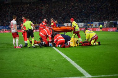 Leipzig, Almanya - 20 Mart 2020: Leipzig-Tottenham maçında Nordi Mukiele sakatlandı 