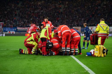 Leipzig, Almanya - 20 Mart 2020: Leipzig-Tottenham maçında Nordi Mukiele sakatlandı 