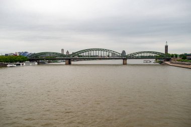 Köln, Almanya - Mayıs 2019: Aşk Köprüsü hikayesi. Hohenzollern Köprüsü veya ünlü Love Locks Köprüsü ve Rhein Nehri