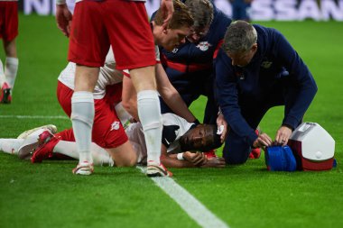 Leipzig, Almanya - 20 Mart 2020: Leipzig-Tottenham maçında Nordi Mukiele sakatlandı 