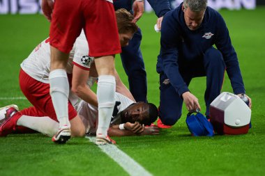 Leipzig, Almanya - 20 Mart 2020: Leipzig-Tottenham maçında Nordi Mukiele sakatlandı 