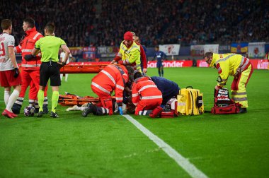 Leipzig, Almanya - 20 Mart 2020: Leipzig-Tottenham maçında Nordi Mukiele sakatlandı 