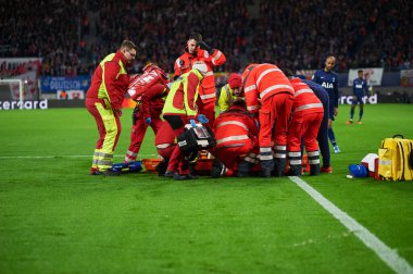 Leipzig, Almanya - 20 Mart 2020: Leipzig-Tottenham maçında Nordi Mukiele sakatlandı 