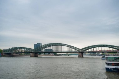 Köln, Almanya - Mayıs 2019: Aşk Köprüsü hikayesi. Hohenzollern Köprüsü veya ünlü Love Locks Köprüsü ve Rhein Nehri