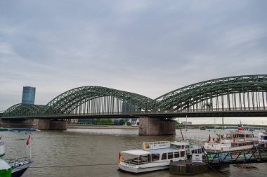Köln, Almanya - Mayıs 2019: Aşk Köprüsü hikayesi. Hohenzollern Köprüsü veya ünlü Love Locks Köprüsü ve Rhein Nehri