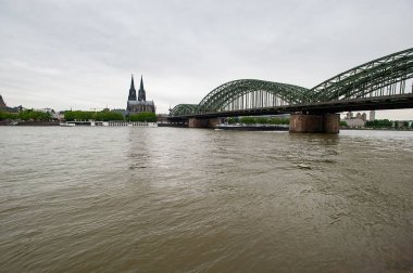 Köln, Almanya - Mayıs 2019: Aşk Köprüsü hikayesi. Hohenzollern Köprüsü veya ünlü Love Locks Köprüsü ve Rhein Nehri