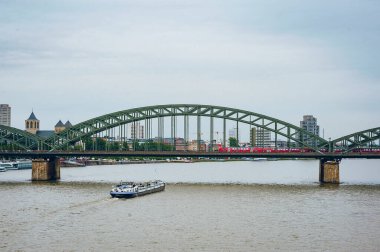Köln, Almanya - Mayıs 2019: Aşk Köprüsü hikayesi. Hohenzollern Köprüsü veya ünlü Love Locks Köprüsü ve Rhein Nehri