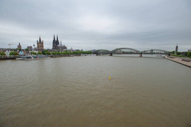 Köln, Almanya - Mayıs 2019: Aşk Köprüsü hikayesi. Hohenzollern Köprüsü veya ünlü Love Locks Köprüsü ve Rhein Nehri