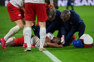 Leipzig, Almanya - 20 Mart 2020: Leipzig-Tottenham maçında Nordi Mukiele sakatlandı 