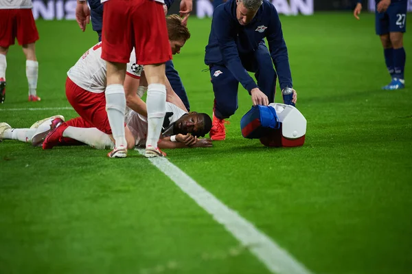 Leipzig Alemanha Março 2020 Lesão Nordi Mukiele Durante Partida Leipzig — Fotografia de Stock