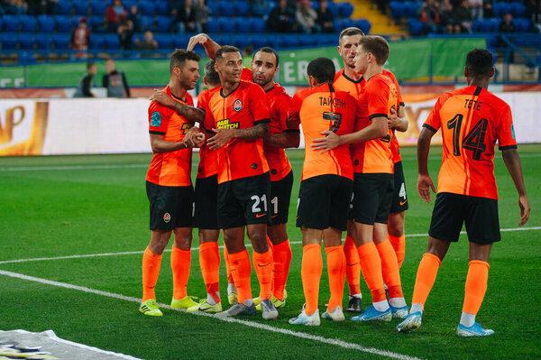 Харьков, Украина - 4 августа 2019 года: Футболисты празднуют гол во время матча "Шахтера" - Карпаты

