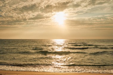 Deniz sahilinde portakal rengi gün batımı