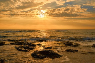 Deniz sahilinde portakal rengi gün batımı