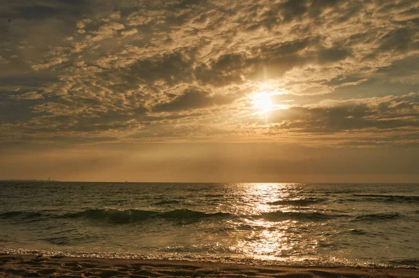 Deniz sahilinde portakal rengi gün batımı
