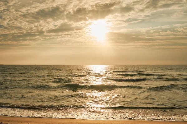 Deniz sahilinde portakal rengi gün batımı