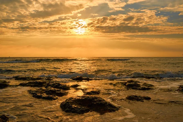 Deniz sahilinde portakal rengi gün batımı