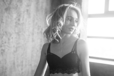 Sarışın, kıvırcık bir kadının monokrom portresini kapat..