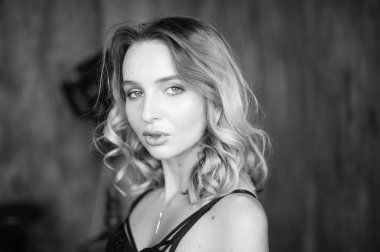 Sarışın, kıvırcık bir kadının monokrom portresini kapat..