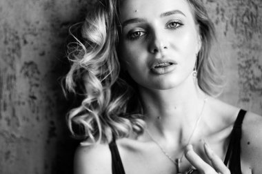 Sarışın, kıvırcık bir kadının monokrom portresini kapat..