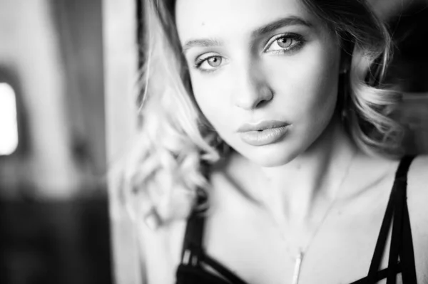 Close Monochroom Portret Van Krullend Blond Charmant Vrouw — Stockfoto