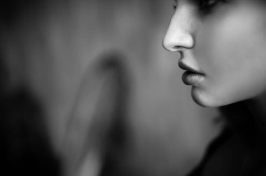 Havalı dudaklı, kıvırcık, sarışın, çekici kadının monokrom portresini kapat..