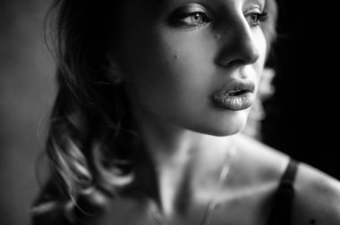 Havalı dudaklı, kıvırcık, sarışın, çekici kadının monokrom portresini kapat..