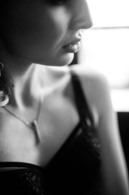 Havalı dudaklı, kıvırcık, sarışın, çekici kadının monokrom portresini kapat..